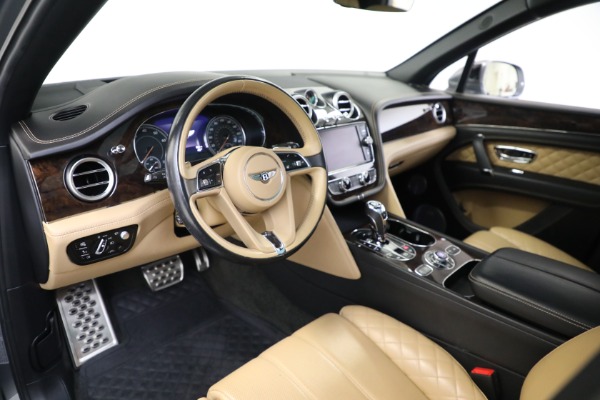Used 2018 Bentley Bentayga W12 Signature Edition for sale Sold at Alfa Romeo of Greenwich in Greenwich CT 06830 17