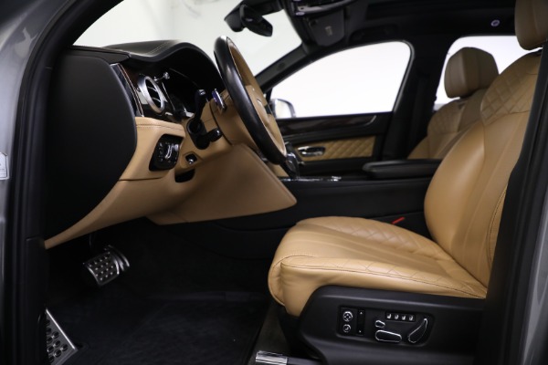 Used 2018 Bentley Bentayga W12 Signature Edition for sale Sold at Alfa Romeo of Greenwich in Greenwich CT 06830 18