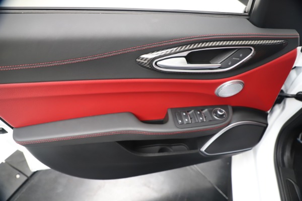 New 2019 Alfa Romeo Giulia Ti Sport Carbon Q4 for sale Sold at Alfa Romeo of Greenwich in Greenwich CT 06830 17