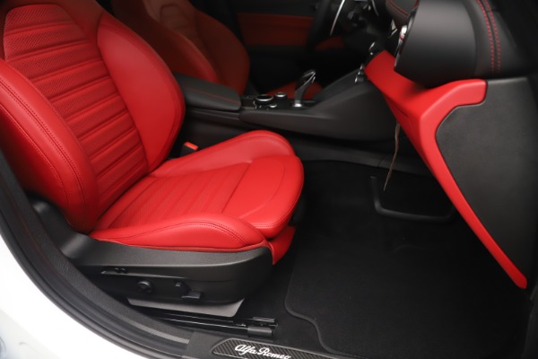 New 2019 Alfa Romeo Giulia Ti Sport Carbon Q4 for sale Sold at Alfa Romeo of Greenwich in Greenwich CT 06830 25