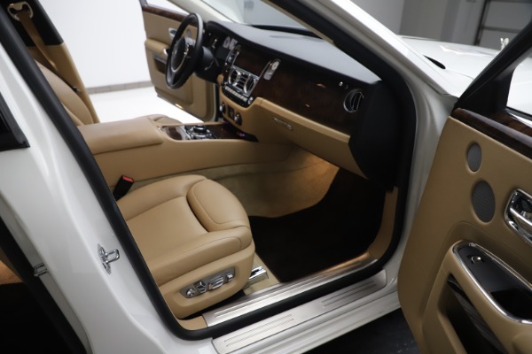 Used 2015 Rolls-Royce Ghost for sale Sold at Alfa Romeo of Greenwich in Greenwich CT 06830 24