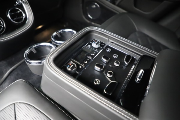 Used 2016 Bentley Mulsanne Speed for sale $157,900 at Alfa Romeo of Greenwich in Greenwich CT 06830 24
