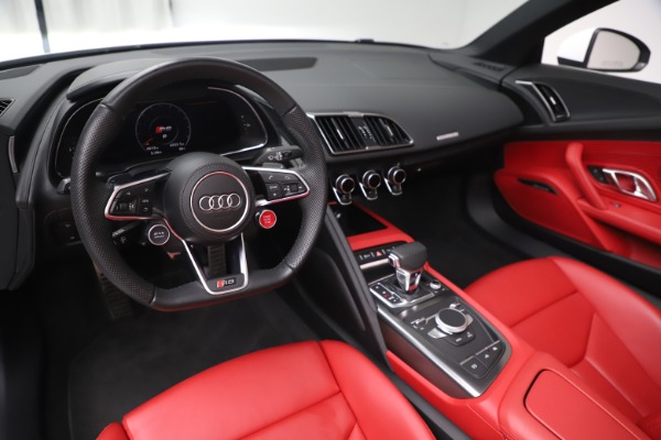 Used 2017 Audi R8 5.2 quattro V10 Spyder for sale Sold at Alfa Romeo of Greenwich in Greenwich CT 06830 19