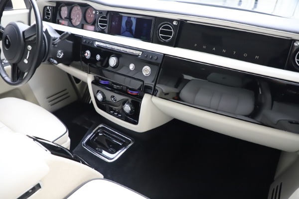 Used 2013 Rolls-Royce Phantom for sale Sold at Alfa Romeo of Greenwich in Greenwich CT 06830 23