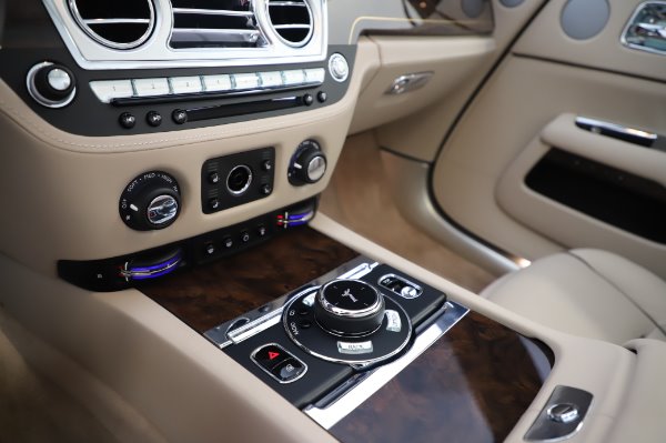 Used 2017 Rolls-Royce Dawn Base for sale $248,900 at Alfa Romeo of Greenwich in Greenwich CT 06830 27