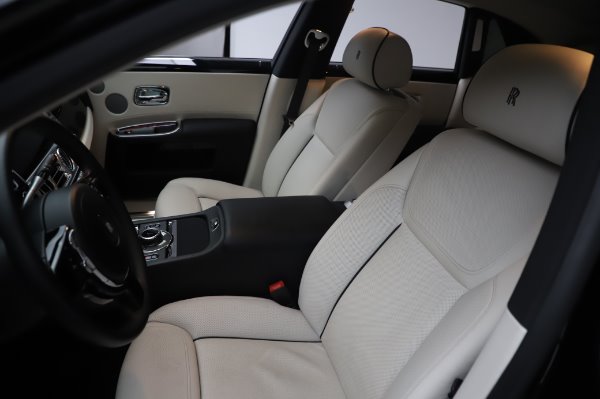 Used 2015 Rolls-Royce Ghost for sale $156,900 at Alfa Romeo of Greenwich in Greenwich CT 06830 12