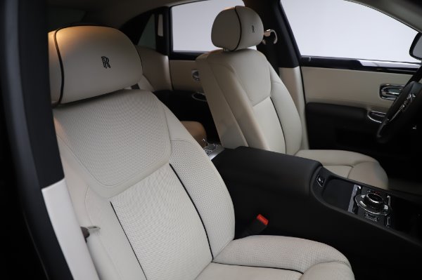 Used 2015 Rolls-Royce Ghost for sale $156,900 at Alfa Romeo of Greenwich in Greenwich CT 06830 13