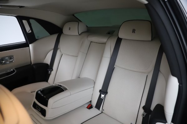 Used 2015 Rolls-Royce Ghost for sale $156,900 at Alfa Romeo of Greenwich in Greenwich CT 06830 14