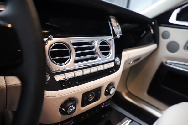 Used 2015 Rolls-Royce Ghost for sale $156,900 at Alfa Romeo of Greenwich in Greenwich CT 06830 22