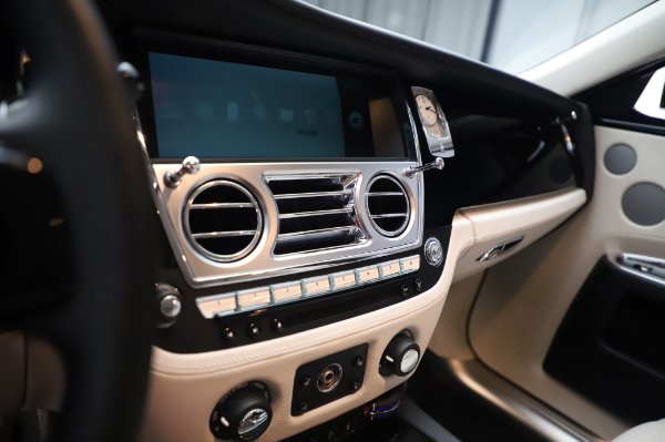 Used 2015 Rolls-Royce Ghost for sale $156,900 at Alfa Romeo of Greenwich in Greenwich CT 06830 23