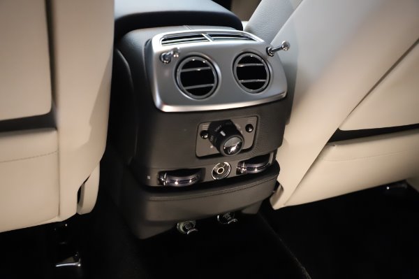 Used 2015 Rolls-Royce Ghost for sale $156,900 at Alfa Romeo of Greenwich in Greenwich CT 06830 25