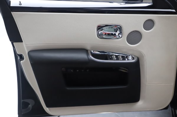 Used 2015 Rolls-Royce Ghost for sale $156,900 at Alfa Romeo of Greenwich in Greenwich CT 06830 27