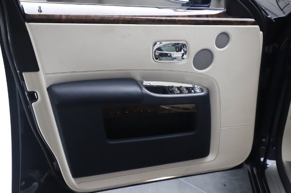 Used 2016 Rolls-Royce Ghost for sale $173,900 at Alfa Romeo of Greenwich in Greenwich CT 06830 27