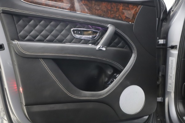 Used 2018 Bentley Bentayga W12 Signature Edition for sale $149,900 at Alfa Romeo of Greenwich in Greenwich CT 06830 17