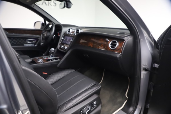 Used 2018 Bentley Bentayga W12 Signature Edition for sale $149,900 at Alfa Romeo of Greenwich in Greenwich CT 06830 26