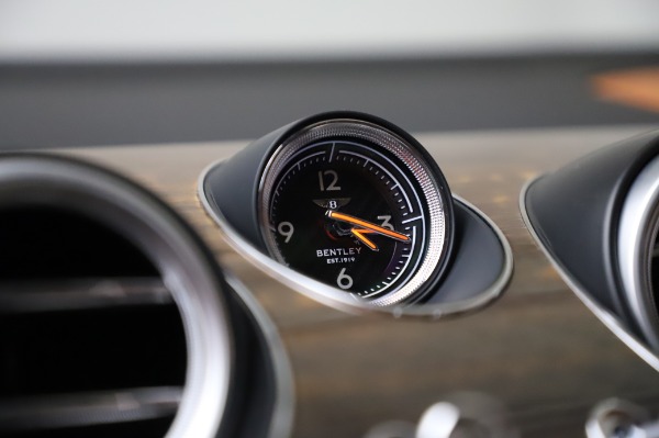 Used 2018 Bentley Bentayga Onyx Edition for sale $149,900 at Alfa Romeo of Greenwich in Greenwich CT 06830 24