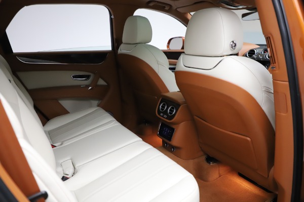 Used 2018 Bentley Bentayga Onyx Edition for sale $149,900 at Alfa Romeo of Greenwich in Greenwich CT 06830 28