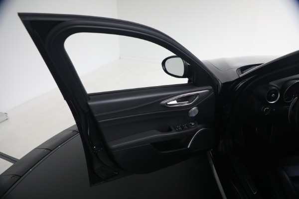Used 2022 Alfa Romeo Giulia Veloce for sale $27,900 at Alfa Romeo of Greenwich in Greenwich CT 06830 22