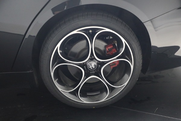 Used 2022 Alfa Romeo Giulia Veloce for sale $27,900 at Alfa Romeo of Greenwich in Greenwich CT 06830 23