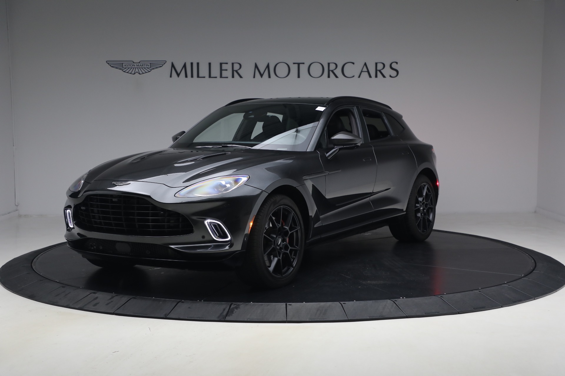 Used 2022 Aston Martin DBX for sale $115,900 at Alfa Romeo of Greenwich in Greenwich CT 06830 1