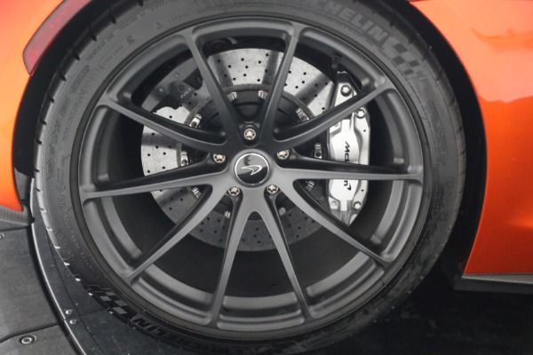 Used 2016 McLaren 675LT Spider for sale $280,900 at Alfa Romeo of Greenwich in Greenwich CT 06830 25