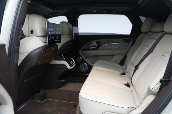New 2023 Bentley Bentayga EWB Azure for sale $302,995 at Alfa Romeo of Greenwich in Greenwich CT 06830 18