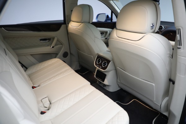 Used 2018 Bentley Bentayga W12 Signature for sale $129,900 at Alfa Romeo of Greenwich in Greenwich CT 06830 27