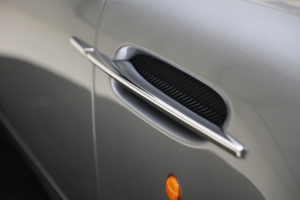 Used 2003 Aston Martin V12 Vanquish for sale $99,900 at Alfa Romeo of Greenwich in Greenwich CT 06830 28