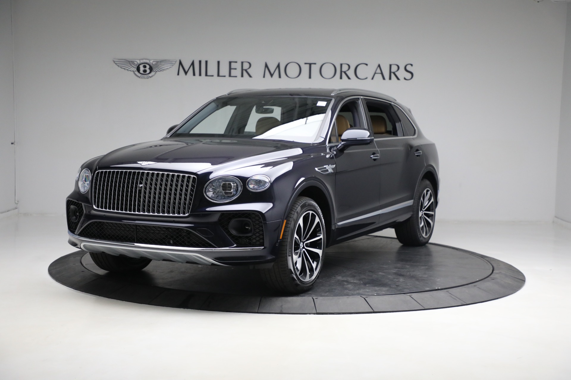 New 2023 Bentley Bentayga EWB V8 for sale $259,345 at Alfa Romeo of Greenwich in Greenwich CT 06830 1