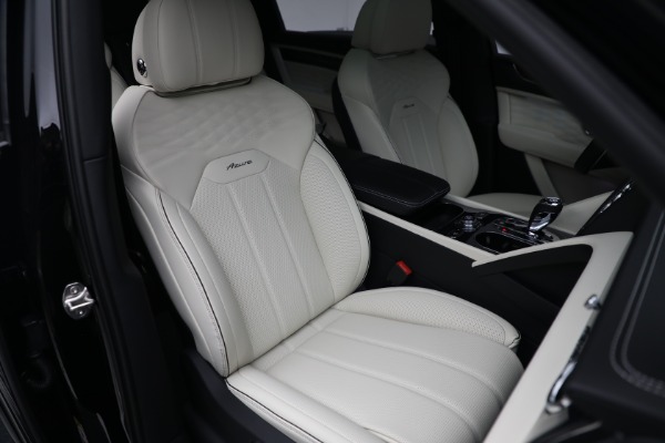 New 2023 Bentley Bentayga EWB Azure V8 for sale $297,600 at Alfa Romeo of Greenwich in Greenwich CT 06830 27
