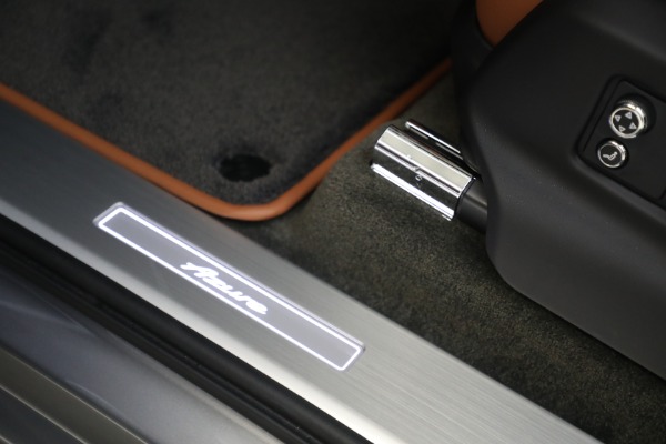 Used 2023 Bentley Bentayga EWB Azure V8 for sale $196,900 at Alfa Romeo of Greenwich in Greenwich CT 06830 19