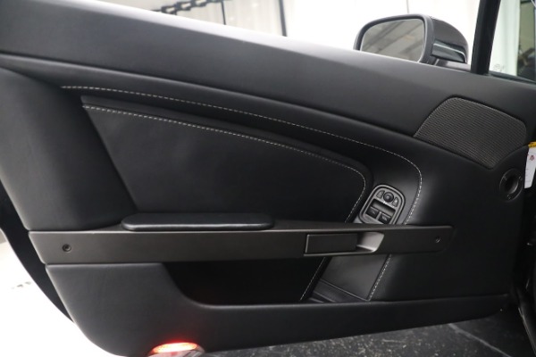 Used 2009 Aston Martin V8 Vantage Roadster for sale $59,900 at Alfa Romeo of Greenwich in Greenwich CT 06830 22