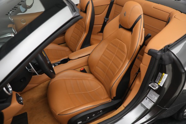 Used 2017 Ferrari California T for sale $151,900 at Alfa Romeo of Greenwich in Greenwich CT 06830 17