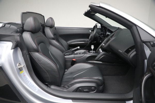 Used 2015 Audi R8 4.2 quattro Spyder for sale $149,900 at Alfa Romeo of Greenwich in Greenwich CT 06830 24