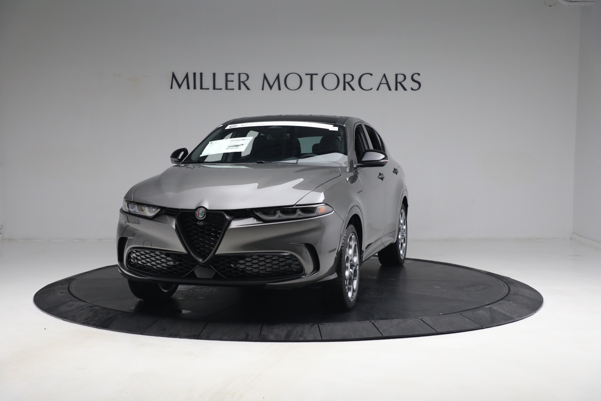 New 2024 Alfa Romeo Tonale Veloce for sale $57,300 at Alfa Romeo of Greenwich in Greenwich CT 06830 1