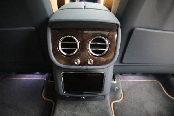 New 2023 Bentley Bentayga Hybrid for sale $250,740 at Alfa Romeo of Greenwich in Greenwich CT 06830 26