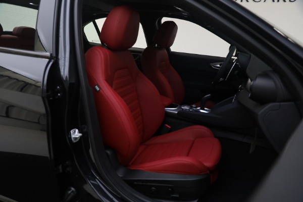 New 2024 Alfa Romeo Giulia Veloce for sale $55,350 at Alfa Romeo of Greenwich in Greenwich CT 06830 26
