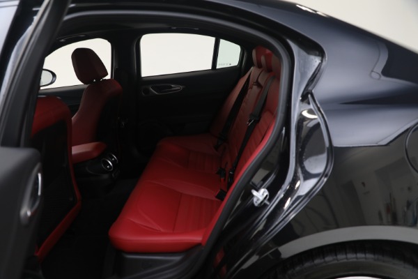 New 2024 Alfa Romeo Giulia Veloce for sale $55,350 at Alfa Romeo of Greenwich in Greenwich CT 06830 27