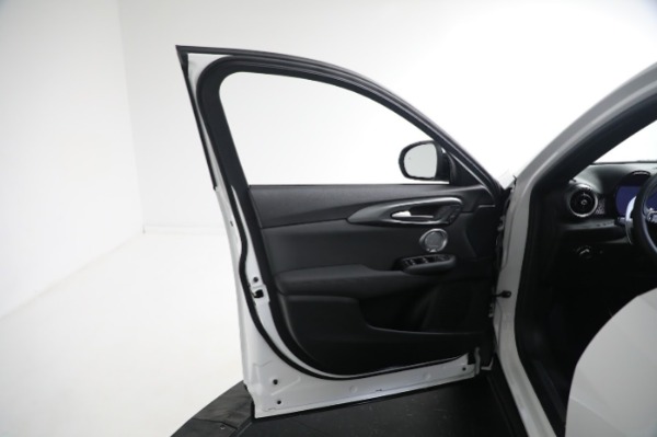 New 2024 Alfa Romeo Tonale Veloce for sale $55,290 at Alfa Romeo of Greenwich in Greenwich CT 06830 27