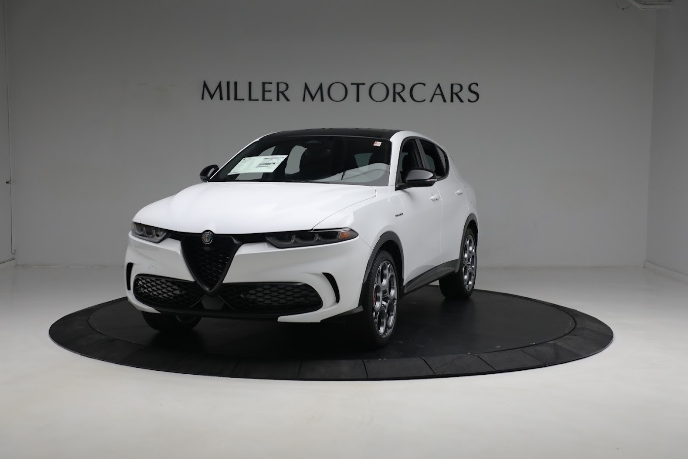 New 2024 Alfa Romeo Tonale Veloce for sale $55,290 at Alfa Romeo of Greenwich in Greenwich CT 06830 1