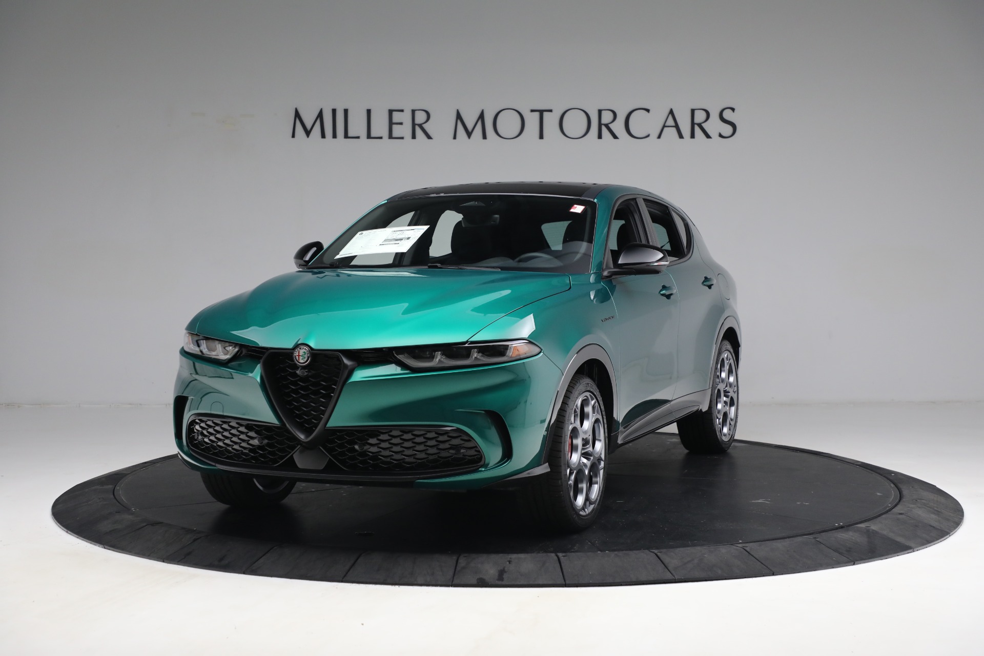 New 2024 Alfa Romeo Tonale Veloce for sale $57,490 at Alfa Romeo of Greenwich in Greenwich CT 06830 1