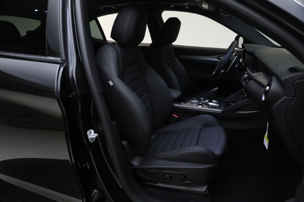 New 2024 Alfa Romeo Stelvio Veloce for sale $54,380 at Alfa Romeo of Greenwich in Greenwich CT 06830 24
