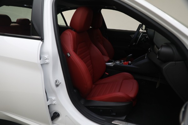 New 2024 Alfa Romeo Giulia Veloce for sale $55,285 at Alfa Romeo of Greenwich in Greenwich CT 06830 24