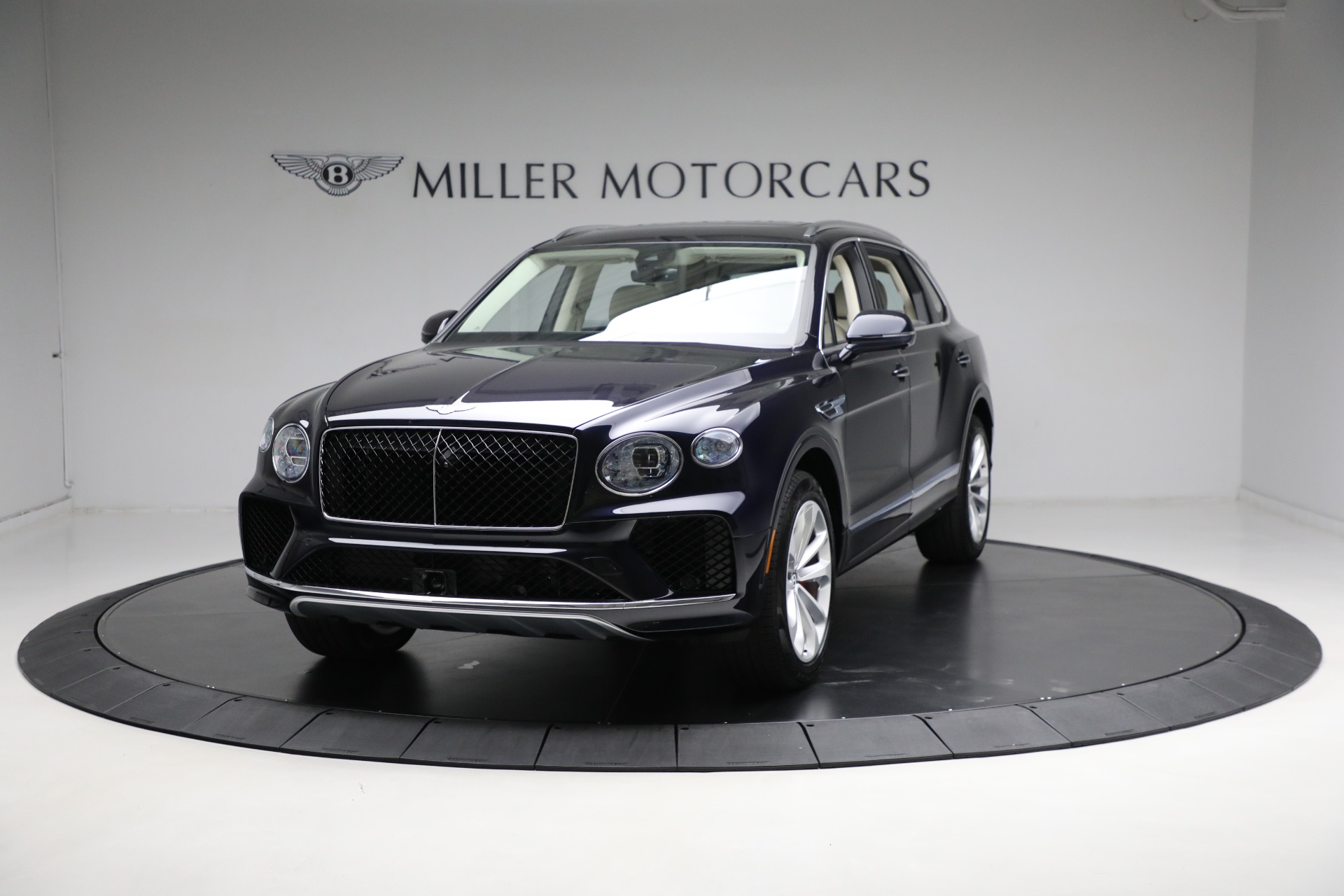New 2024 Bentley Bentayga EWB V8 for sale $204,900 at Alfa Romeo of Greenwich in Greenwich CT 06830 1