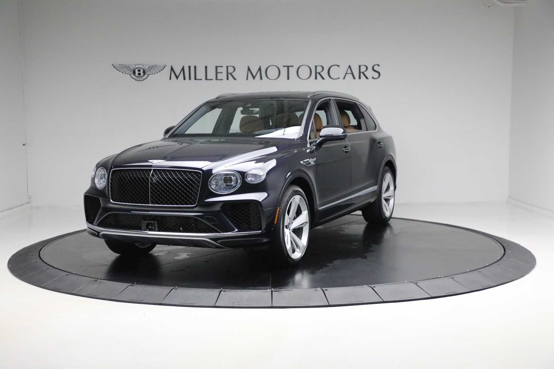 New 2024 Bentley Bentayga EWB V8 for sale $271,585 at Alfa Romeo of Greenwich in Greenwich CT 06830 1