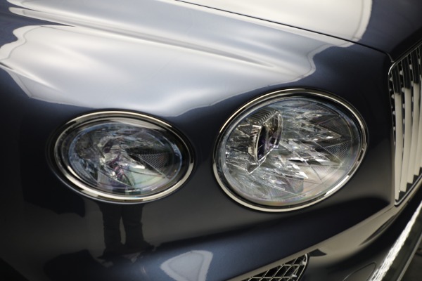 Used 2025 Bentley Bentayga EWB Azure V8 for sale $239,900 at Alfa Romeo of Greenwich in Greenwich CT 06830 13
