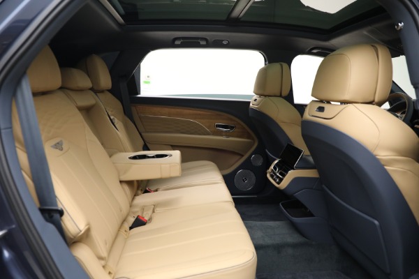 Used 2025 Bentley Bentayga EWB Azure V8 for sale $239,900 at Alfa Romeo of Greenwich in Greenwich CT 06830 27