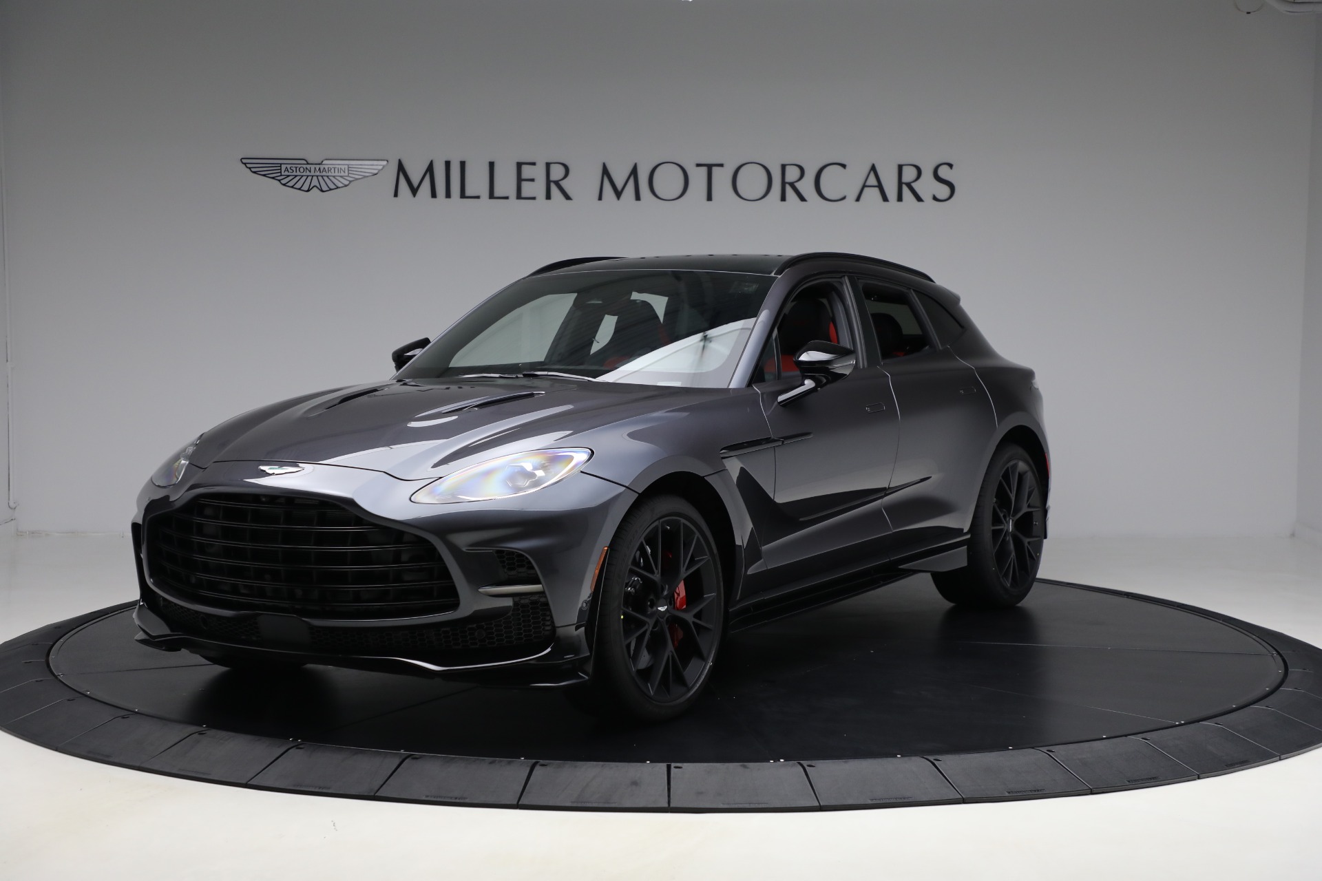 2025 Aston Martin DBX