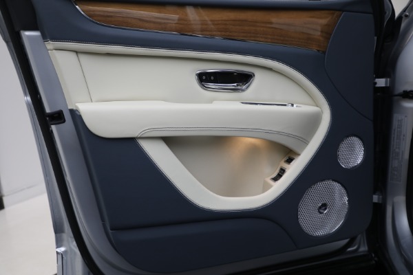 New 2025 Bentley Bentayga EWB V8 for sale $262,915 at Alfa Romeo of Greenwich in Greenwich CT 06830 14