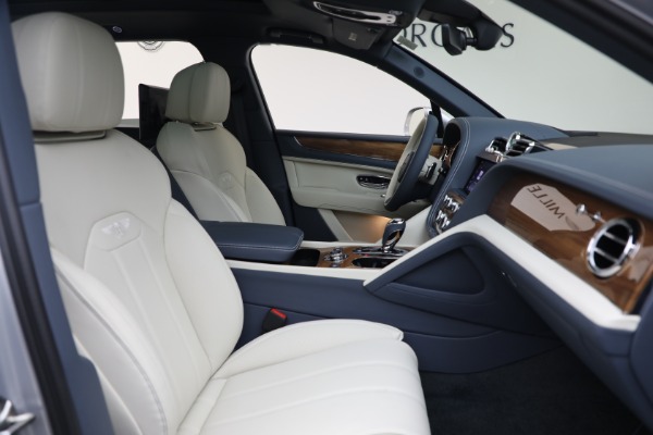 New 2025 Bentley Bentayga EWB V8 for sale $262,915 at Alfa Romeo of Greenwich in Greenwich CT 06830 24